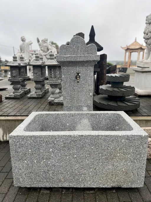 Vorderansicht mit quer gestelltem Brunnenbecken