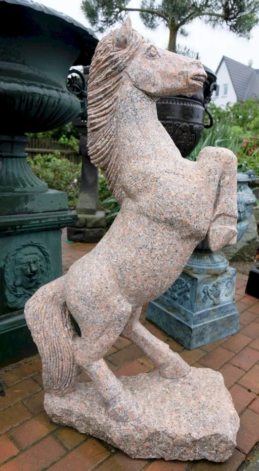Pferd aus Granit für den Garten oder als Accessoire für einen Reiterhof