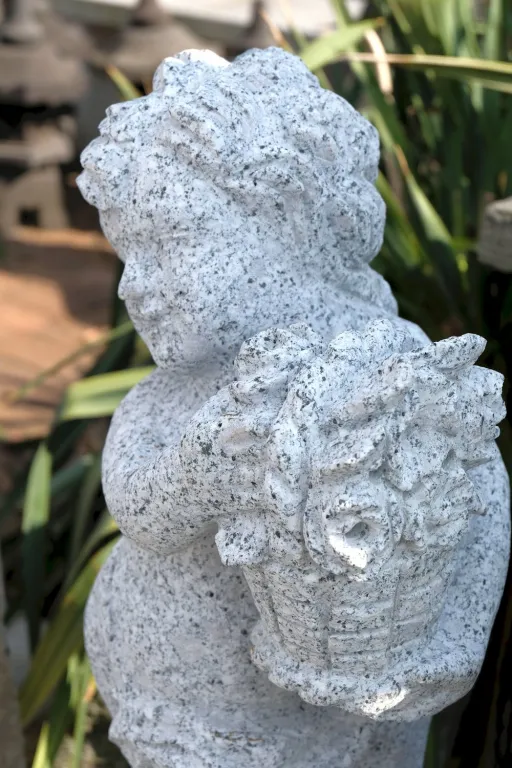 Detail Putte aus Granit