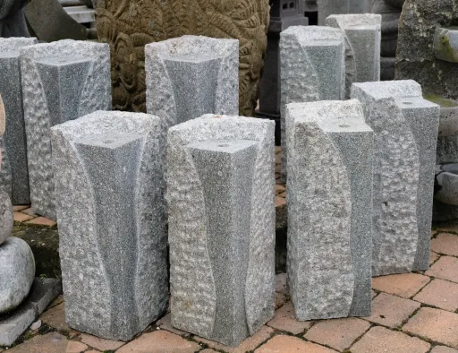 Quellstein aus grauem Granit