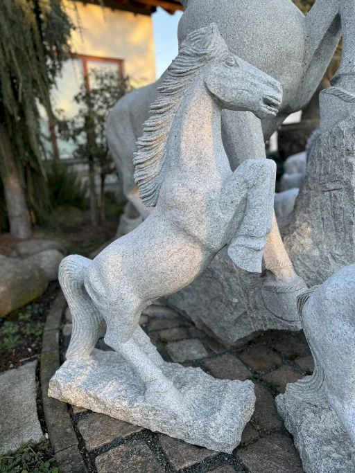 Pferd aus Granit für den Garten oder als Accessoire für einen Reiterhof