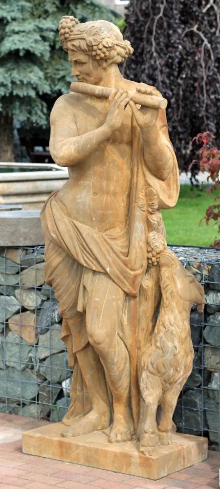 Skulptur des Dionysos mit Flöte und Ziege