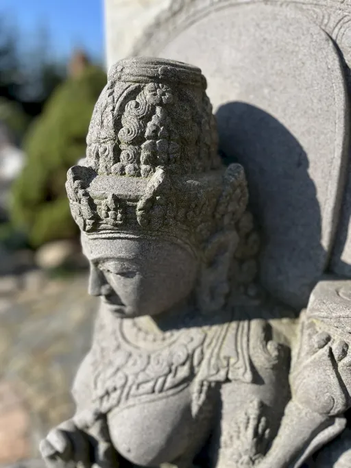 Detail des Kopfes der Skulptur