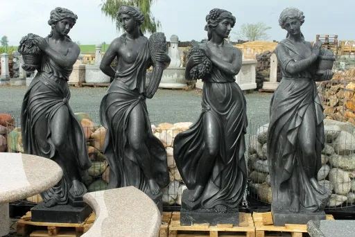 Skulpturen vier Jahreszeiten aus schwarzem Naturstein