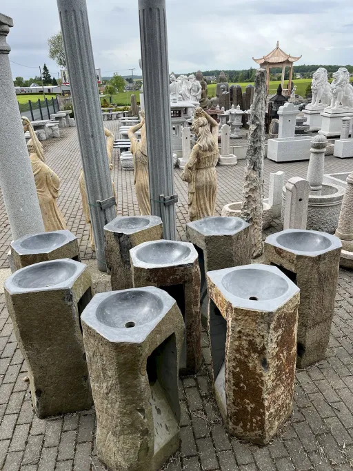Mehrere Standwaschbecken aus Basalt