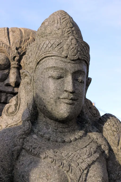 Detail Kopf der Statue Gott Shiva (Siwa) aus Naturstein