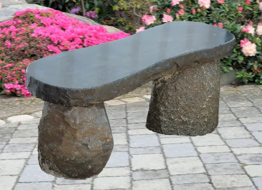 Steinbank aus Basalt für den Garten mit aufwendig polierter Sitzfläche