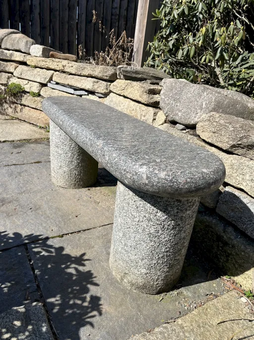 Steinbank Bonn für den Garten aus grünem Granit