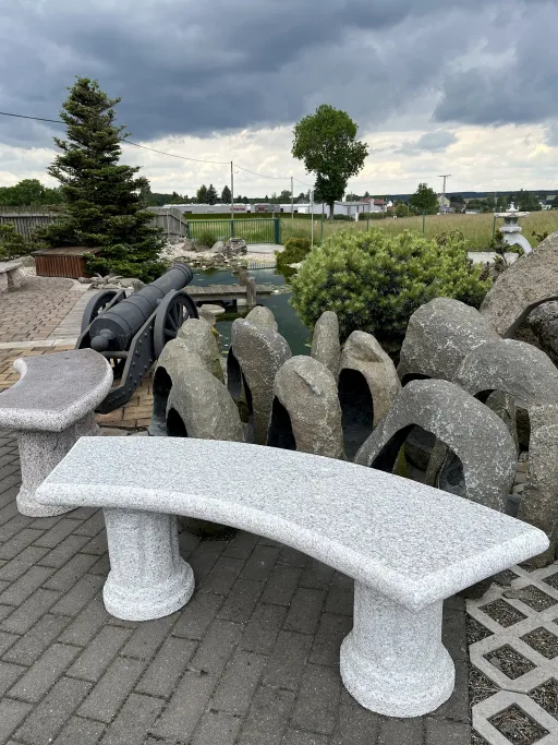 Steinbank für den Garten