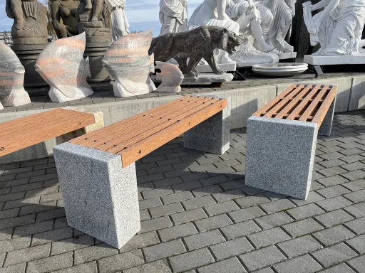 Zwei Steinbänke aus grauem Granit mit Auflage aus recyceltem Kunststoff