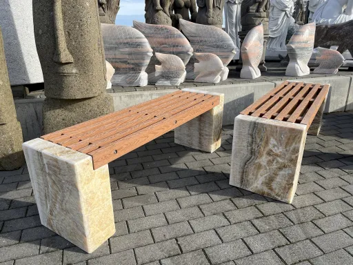 Zwei Steinbänke aus Onyx mit Auflage aus recyceltem Kunststoff