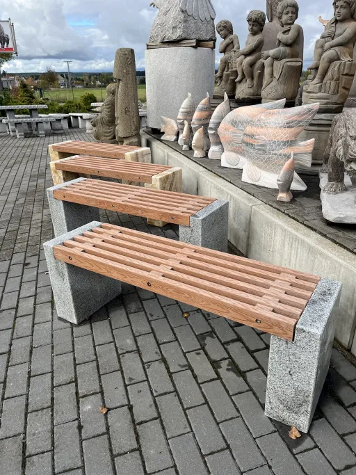 Steinbänke aus Granit und Onyx mit Auflage aus Holzimitat