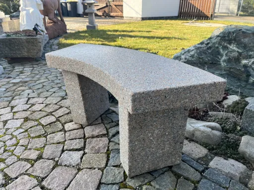 Steinbank Wien mit geschwungener Sitzfläche für den Garten