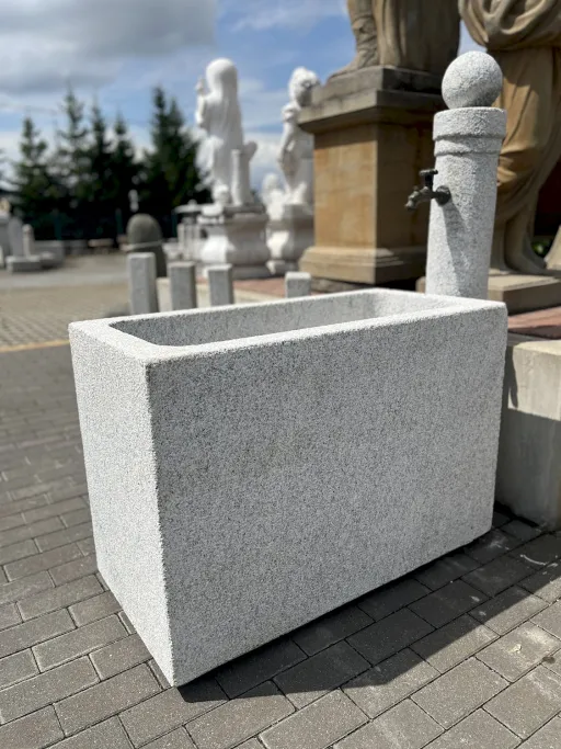Steinbrunnen aus grauem Granit