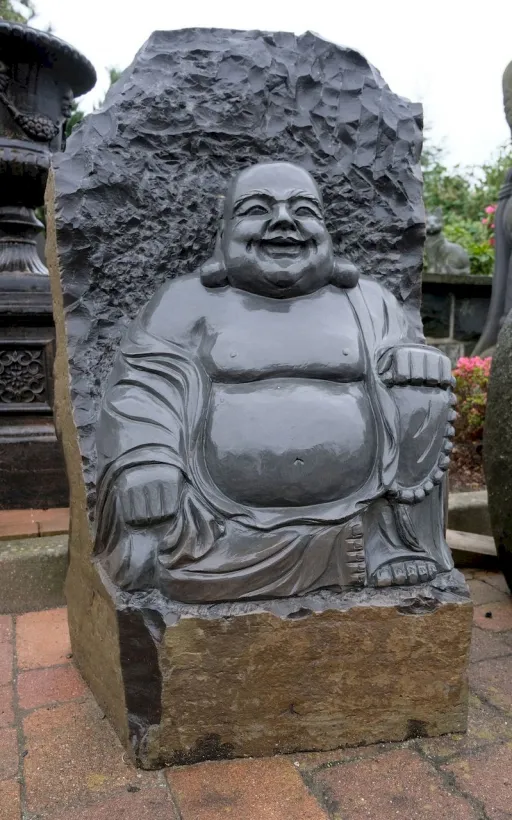 Buddha aus einer Basaltsäule gehauen