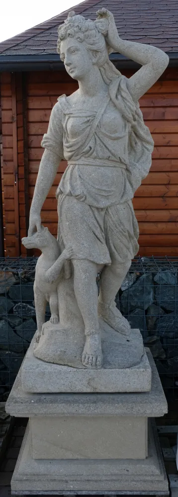 Steinfigur Diana mit Hund