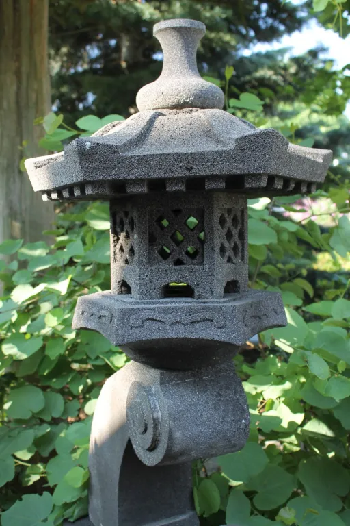 Detail der Steinlaterne Rankei aus Lavagestein