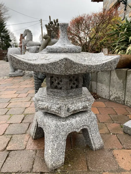 Steinlaterne aus Naturstein Granit für die Gartendekoration