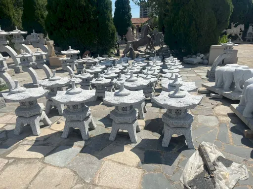 Viele Steinlaternen Yukimi