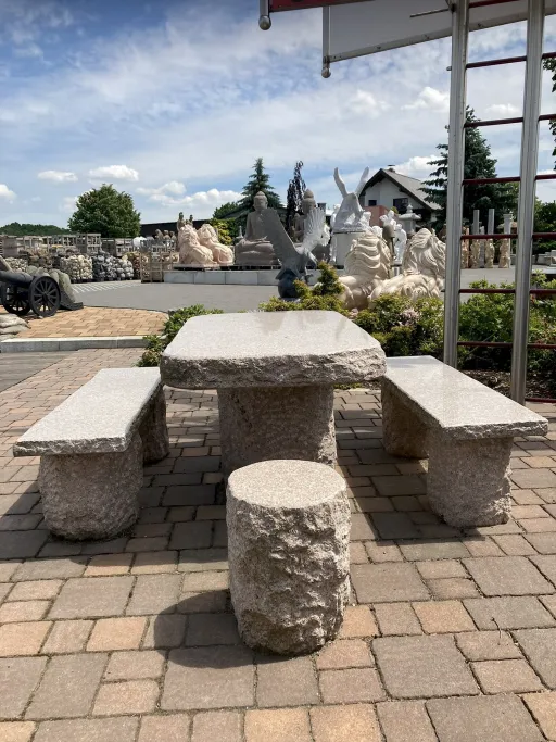 Steinmöbel aus rotem Granit