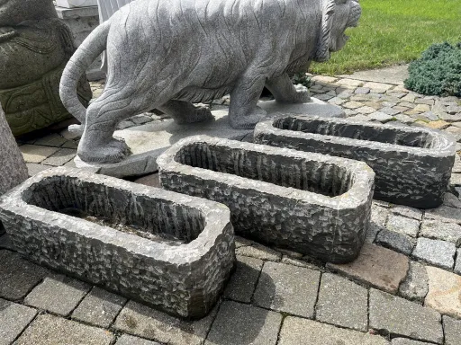 Steintröge aus Kalkstein