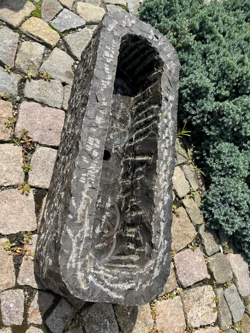 Steintrog gespitzt Blaustein