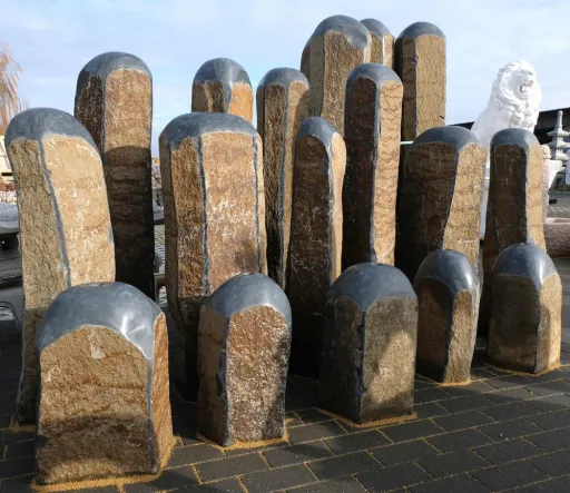 Stelen aus Basalt mit Loch in unterschiedlichen Größen für die Gartengestaltung