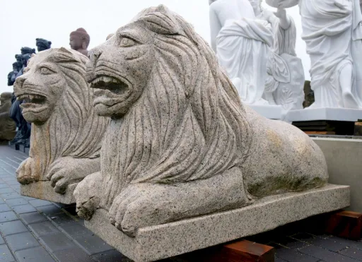Torwächter Löwe aus Granit für den Garten