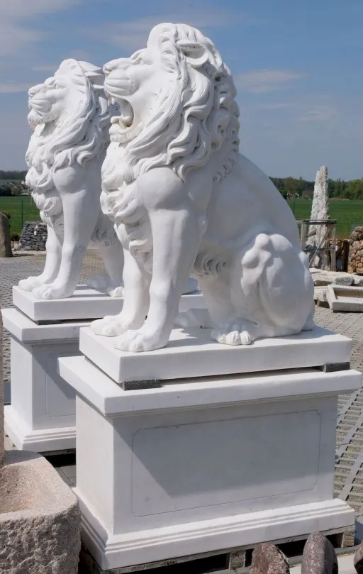 Löwenpaar auf Sockel aus weißem Marmor