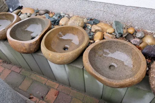 Waschbecken aus Naturstein für den Garten