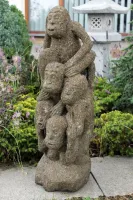 Skulptur von fünf Affen aus dem grünen Naturstein Basanit