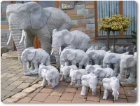 Gruppe Afrikanischer Elefanten aus Granit für den Garten