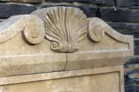 Detail Relief das Wandbrunnens mit Fischkopf aus Blaustein (Kalk