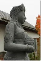 Seitenansicht einer balinesischen Steinfigur
