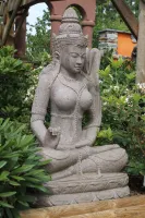 Steinfigur Dewi Sri mit Vitarka Mudra aus Rhyolith