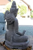 Rückansicht der Skulptur Dewi Sri aus Rhyolith