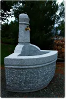 Eckbrunnen aus Naturstein für die Gartengestaltung