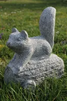 Eichhörnchen aus Granit für den Garten