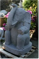 Elefant aus Naturstein sitzend