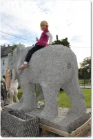 Elefant aus Naturstein mit Kalb