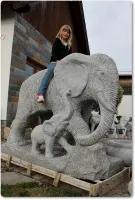 Elefantenmutter mit Kalb aus Stein