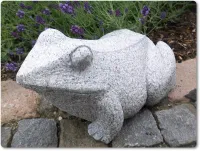 Frosch aus dem grauem Granit für den Gartenteich