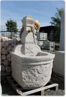 Gartenbrunnen aus rotem Granit