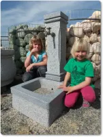 Gartenbrunnen aus Granit mit Kindern für die Gartendekoration