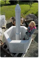 Großer sechseckiger Gartenbrunnen aus Granit