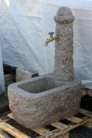 Seitenansicht Granitbrunnen grob