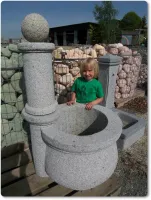 Granitbrunnen für den Garten mit Kugel