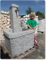 Granitbrunnen aus grauem Granit