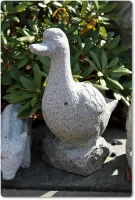 Tierfigur Gans aus Naturstein für die Gartendekoration