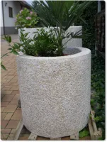 Pflanzgefäß aus gelbem Granit